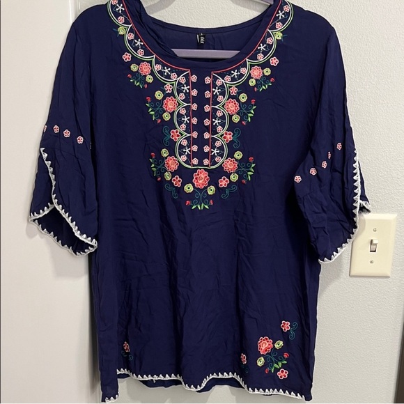 Anthropologie Dark Blue Bohemian Floral Embroidered Top! Size large. - Picture 4 of 4